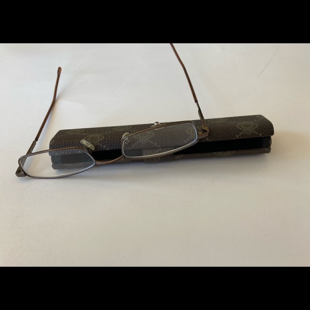 Reading glasses, strength 2, with case, good condition.